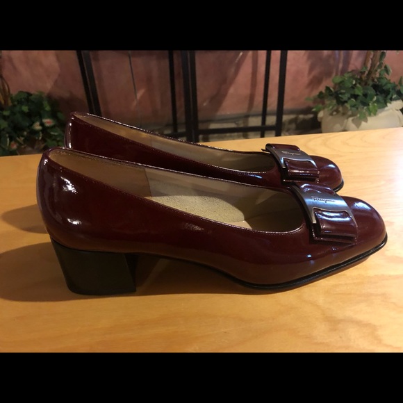 Salvatore Ferragamo patent leather pumps size 7 - Picture 2 of 4
